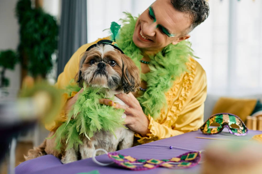 Carnaval de Santa Cruz de Tenerife: hombre disfrazado con su perro