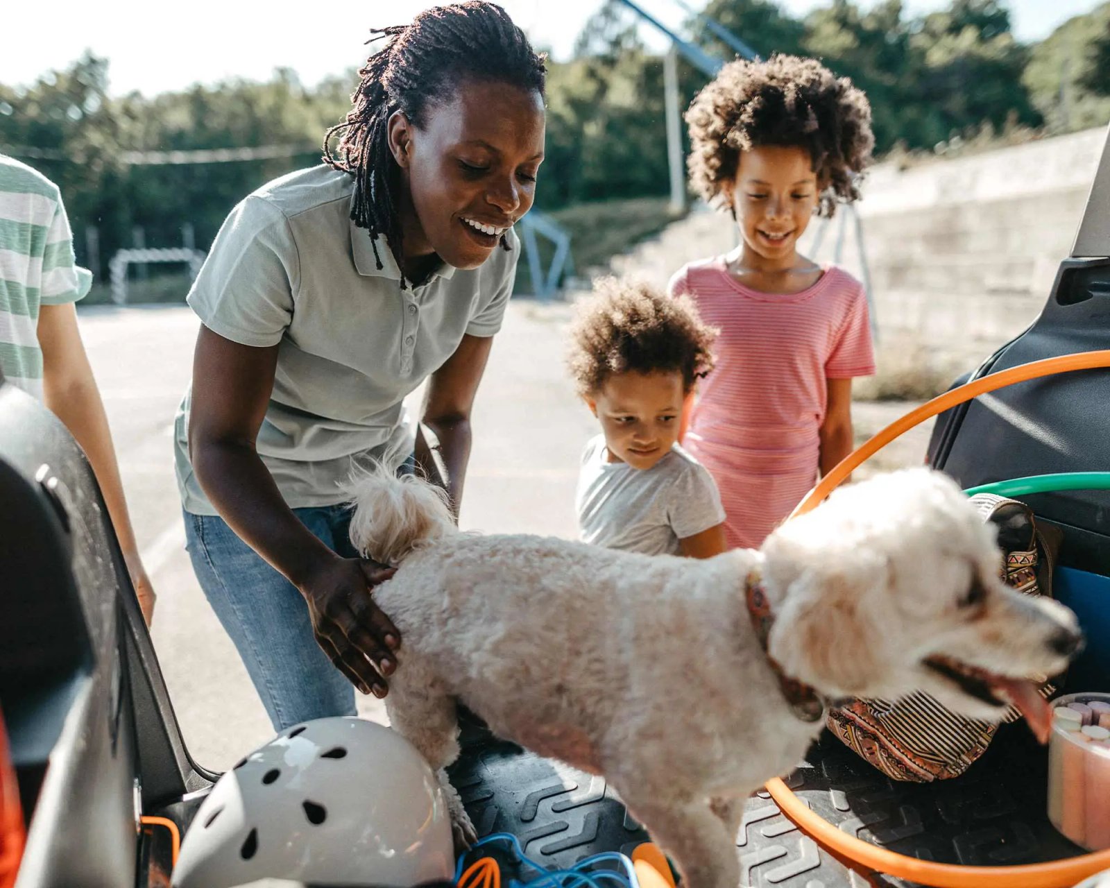 Eventos pet-friendly en Tenerife: Familia subiendo el perro al coche