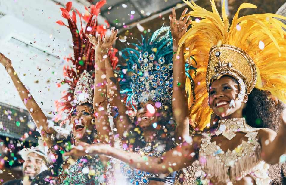 Carnaval de Santa Cruz de Tenerife: mujeres bailando en la cabalgata