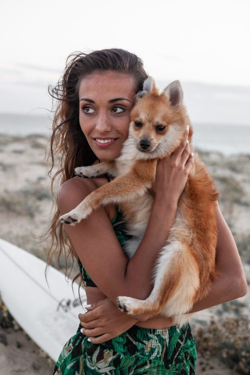 El Cabezo Playa de perros: Chica con su perro y tabla de surf