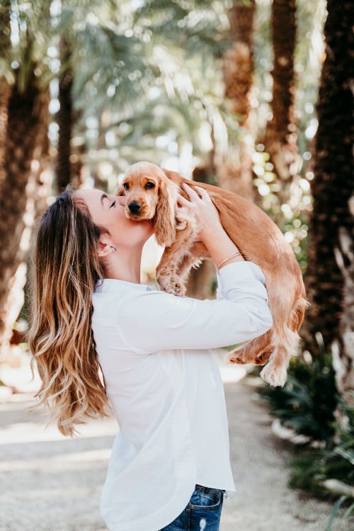 Planes con perro en Tenerife: mujer con su perro en brazos en el parque