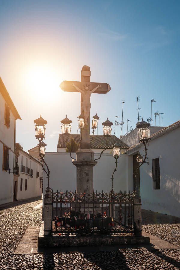 Semana santa en Tenerife con perro: plaza típica con cruz