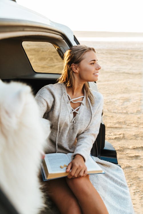 Van Life en Tenerife con perro: chica sentada en coche con perro